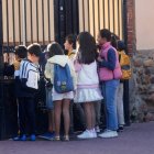 Alumnos esperann para entrar a clase el primer día del año pasado.