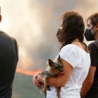 Varias personas observan el incendio forestal, a 24 de agosto de 2025, en La Baña, Encinedo, La Cabrera, León, Castilla y León (España). La evolución del incendio forestal procedente de Porto (Zamora) ha sido “favorable” durante la noche, aunque se ha act.