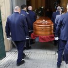 Llegada del féretro del cantante Manuel de la Cava, miembro del Dúo Dinámico, a la sede principal de la SGAE en Madrid, este miércoles, donde se celebra su capilla ardiente. El velatorio abrió sus puertas a las 11 de la mañana y podrá visitarse hasta las 20 horas para dar el último adiós al coautor de himnos como 'Resistiré' o 'Quince años tiene mi amor', diagnosticado desde hace tres años de u.