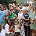 Los Reyes, junto a los vecinos de San Martín de Castañeda, donde se han desplazado para conocer la situación de los afectados por los incendios forestales.
