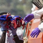 Los equipos de rescate recogen a un bebé que llegó a Canarias en un cayuco el domingo.