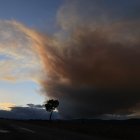 El humo del incendio de Fasgar, sobre La  Cepeda.