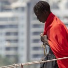 Un joven migrante desembarca en el Puerto de Arguineguín, en Canarias.