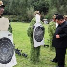 Kim Jong Un en una visita a una base de entrenamiento.