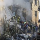 Trabajos de rescate en Kiev, ayer.