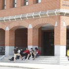 Alumnos ante una de las facultades de la Universidad de León.