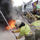 Concentración de bomberos forestales frente a las Cortes.