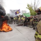 Concentración de bomberos forestales frente a las Cortes.