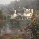 Un chalé salvado del fuego hace unos días, con el monte que le rodeaba calcinado.