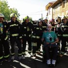 Urbano González junto a los bomberos participantes en la carrera en la edición de 2024. fernando otero perandones