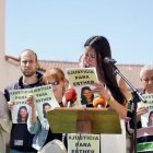 La hermana de Esther López lee un manifiesto.