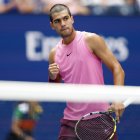 Carlso Alcaraz celebra uno de sus golpes ganadopres frente al italo-argnetino