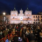 Gran expectación en la plaza del Ayuntamiento para ver a Leo Harlem