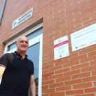 El alcalde de Puente junto al nuevo albergue.