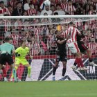 El goleador sportinguista Perri cabecea ante Ojeda y Barzic en un lance del choque.