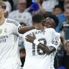Vinicius celebra su gol con Mbappé.