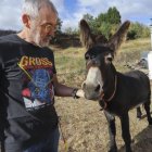 Manuel Otero y ‘Risto’, el burro que alertó a los vecinos de un incendio.