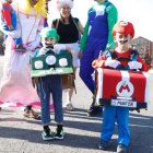 Desfile de carrozas en Matadeón.  La localidad celebra cuatro días de fiesta.