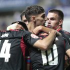 Los jugadores de la SD Ponferradina celebran la victoria frente al Real Avilés en el primer partido de Liga en el estadio Suárez Puerta.