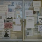 Eran otros tiempos; foto de archivo de un panel cargado de ofertas para pisos de estudiantes.