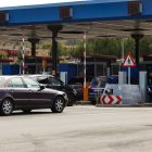 Tráfico denso a la entrada del peaje de la AP-66 en La Magdalena.