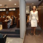 Patricia González saliendo del Salón de Plenos