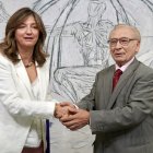 La rectora de la ULE, Nuria González, y el presidente de Fundaspe, Martín Manceñido, ayer .