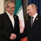 Pezeshkian y Putin, ayer.