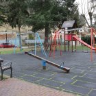 Una de las zonas de juegos actuales del parque infantil de Cistierna.