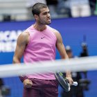 Carlos Alcaraz se mostró contundente para pasar a semifinales.