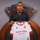 Jordi Mboula posa con la camiseta de la Cultural, su nuevo equipo.