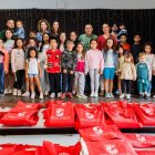 Un momento de la entrega de libros realizada este miércoles en el centro escolar.