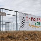 Algunas de las nuevas pancartas a favor del soterramiento del tren.