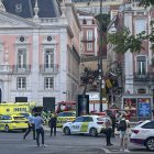 Socorristas y bomberos operan en el lugar después de que el funicular Gloria descarrilara en Lisboa