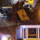 Socorristas y bomberos operan en el lugar después de que el funicular Gloria descarrilara en Lisboa