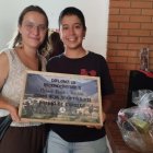 Carmen García, vicepresidenta de la asociación cultural y la estudiante de la ULE Melani Blanco Pontón.