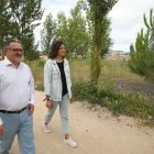 Los concejales Carlos Fernández y Lidia Coca, recorriendo el Anillo Verde.