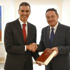 El presidente del Gobierno, Pedro Sánchez, recibe ayer en el Complejo de la Moncloa al fiscal general del Estado, Álvaro García Ortiz, quien le ha entregado un ejemplar de la Memoria Anual de la Fiscalía.