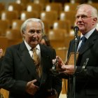 Odón Alonso Ordás, en 2004, junto a Teddy Bautista, cuando recibió la Medalla de Oro de la Sgae.