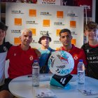 Lusi Chacón y Bicho junto a tres aficionados de la Cultural durante la firma de autógrafos.