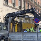 Retirada de una de las cabinas del Elevador da Gloria. EFE/Laia Mataix.