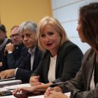 La consejera de  Industria, Comercio y Empleo, Leticia García, con el delegado de la Junta, en la reunión de este viernes con los alcaldes en Ponferrada para abordar la reconstrucción.