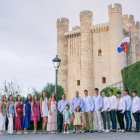 Reina, rey, damas y pajes posan con el alcalde, José Jiménez Martínez, y el concejal de Fiestas, Iván Jesús Martínez, junto al castillo.  José Luis Mallo, pregonero.