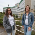 Arrate Pinto Carral, investigadora del grupo Salbis de la ULE y María José Álvarez Álvarez, enfermera en Villablino, posan frente al Campus.