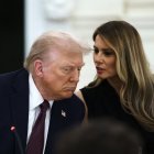 Trump escucha a su esposa, Melania, durante una cena en la Casa Blanca.