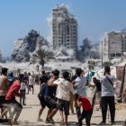 Palestinos contemplan un ataque aéreo en Gaza.