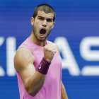 Carlos Alcaraz celebra uno de sus muchos puntos ganadores frente a Djokovic.