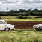 Seis décadas… pioneros Audi El «Audi original» fue evolucionando hasta configurar toda una gama de novedosos modelos (80, Super 90, 75 y 60), pasando del motor tricilíndrico al moderno tetracilíndrico «de presión media», sustituyendo incluso los faros redondos por los rectangulares.