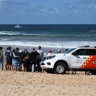 SYDNEY (Australia), 06/09/2025.- Family and friends gather at the scene of a fatal shark attack at Long Reef Beach, Dee Why, Sydney, Australia, 06 September 2025. A man died after being attacked by a large shark on Sydney's northern beaches. EFE/EPA/DEAN LEWINS AUSTRALIA AND NEW ZEALAND OUT.