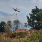Un helicóptero descarga agua en la zona incendiada cerca de Villafranca del Bierzo.